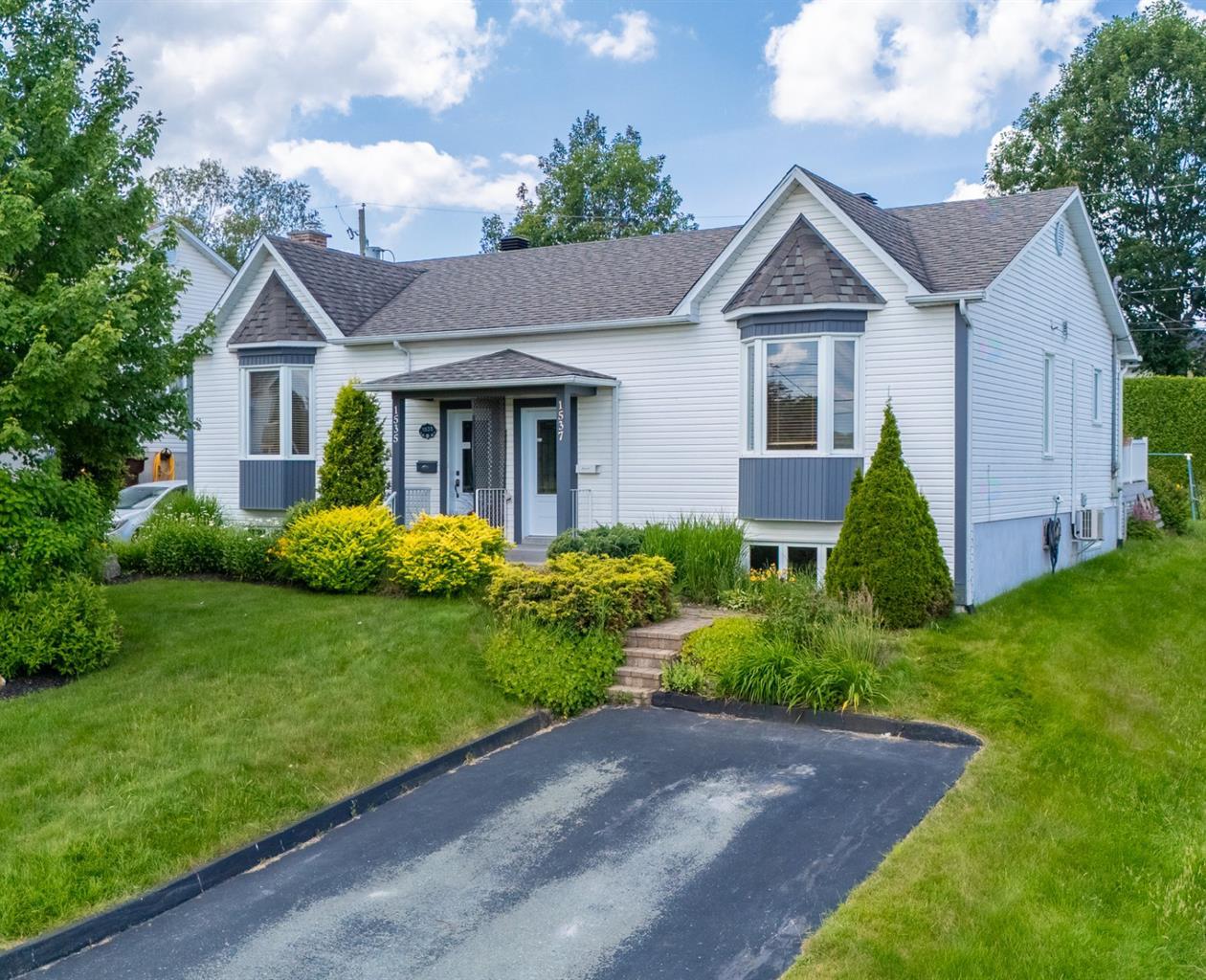 1537 Rue des Roses — Sherbrooke